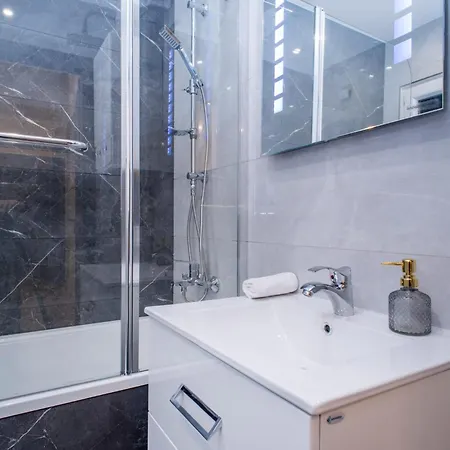 Very New And Large Ac Apartment