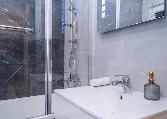 Very New And Large Ac Apartment